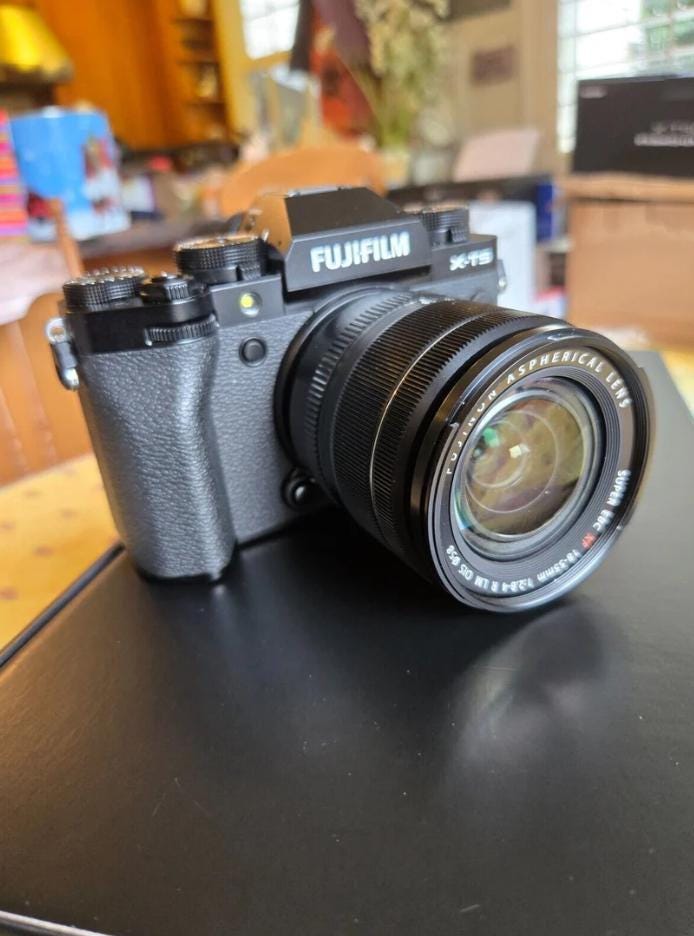 Fujifilm X-T5 Mirrorless Camera with XF18-55mm F2.8-4 R LM OIS Lens - Black-MINT