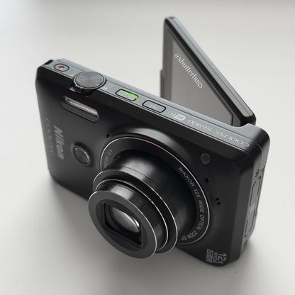 Pre-Owend Nikon Coolpix S6900 Digital Camera Bundle